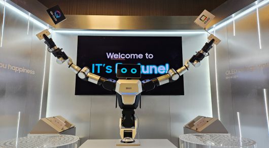 삼성디스플레이가 20~23일(현지시간) 대만 타이베이에서 열리는 ‘컴퓨텍스 2025’에서 레인보우로보틱스의 이동형 양팔로봇을 활용해 삼성 OLED의 가볍고 얇은 특성을 소개했다. [삼성디스플레이 제공]