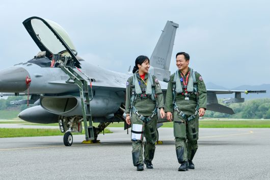 공군 부부 조종사가 처음으로 해외연합훈련에 참가한다. 남편 강명진 소령(38)과 아내 윤해림 소령(여·37)이 그 주인공. 공군은 부부의 날을 하루 앞둔 20일 강 소령과 윤 소령이 내달 12~27일 미 태평양 공군사령부가 주관하는 다국적 연합 공중전투훈련인 ‘레드플래그 알래스카’에 참가한다고 밝혔다. KF-16 전투기 앞의 강 소령과 윤 소령. [공군 제공]