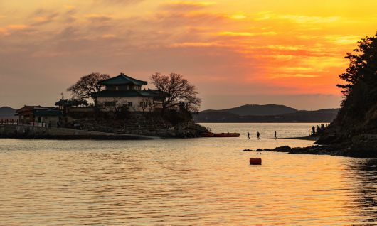 한국 관광명소를 지구촌 이웃들에게 알리는 한국관광공사의 ‘필더리듬 오브 코리아’ 머드맥스 편에 등장한 간월암