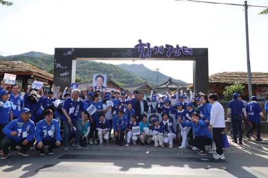 20일 오후 민주당 경남과 전남도당 당원들이 화개장터를 배경으로 기념촬영하고 있다.