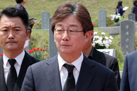 5·18민주화운동 45주년을 하루 앞둔 17일 광주 북구 운정동 국립5·18민주묘지에서 국민의힘 유승민 전의원이 참배 후 이동하고 있다. <연합>