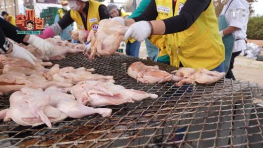 백종원 더본코리아 대표가 지난 9일 300억원 규모의 가맹점 상생 지원책을 발표했다. 더본코리아는 13일부터 오는 24일까지 본사가 전액 부담하는 할인 행사를 진행한다. 한 홍콩반점0410 매장에 할인 안내문이 붙어 있다. [연합]