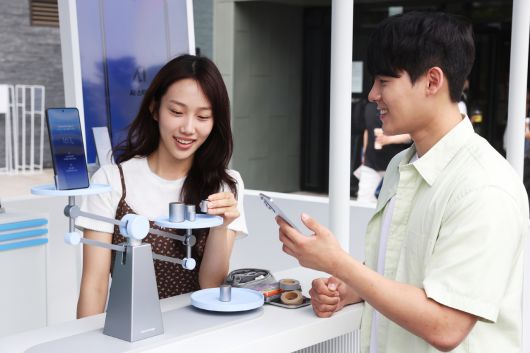 서울 성북구 고려대 서울캠퍼스에 오픈한 ‘갤럭시 캠퍼스 스튜디오’에서 방문객들이 갤럭시 S25 엣지의 무게를 측정하고 있다. [삼성전자 제공]