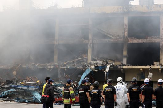 금호타이어 광주공장 화재 발생 사흘째인 19일 광주 광산구 금호타이어 2공장에서 국과수, 경찰, 소방 등 관계자들이 화재 현장을 조사하고 있다.[뉴시스]