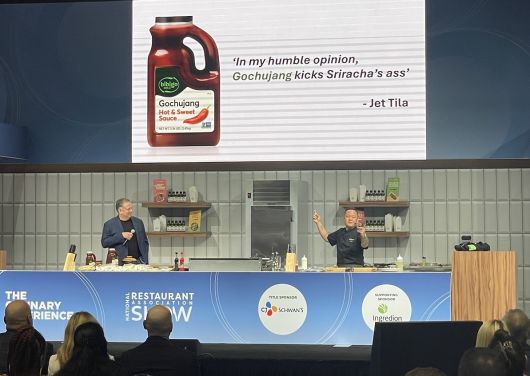 ‘컬리너리 익스피리언스’ 무대에서 유명 셰프인 젯 틸라가 비비고 고추장소스 등 CJ 제품을 활용한 요리시연을 하고 있다. [CJ제일제당 제공]
