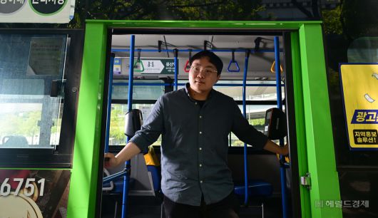 어창열 금양운수 마을버스 기사가 지난 4월 말 서울 중구 만리재로 한 버스정류장에서 헤럴드경제와 인터뷰를 하고 있다. 이상섭 기자