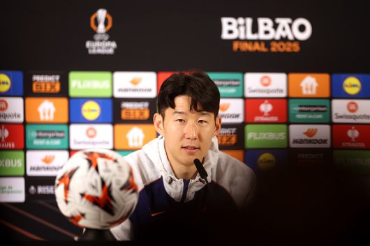 손흥민이 21일(한국시간) 스페인 빌바오에서 열린 유럽축구연맹(UEFA) 유로파리그(UEL) 결승전 공식 기자회견에서 취재진의 질문에 답하고 있다.   [게티이미지]