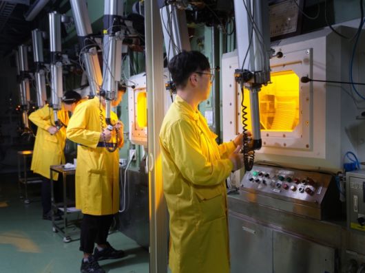 한국원자력연구원 연구진이 I-131을 제조하기 위해 핫셀을 조작하고 있다. [한국원자력연구원 제공]