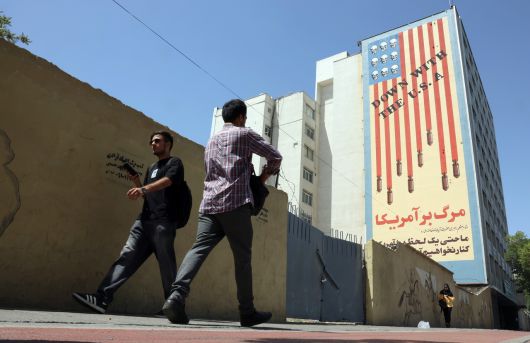 이란 수도 테헤란에서 21일(현지시간) 미국과의 핵협상을 앞두고 거리에 미국 성조기 이미지가 보인다. [EPA]