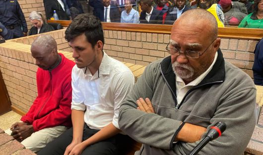 지난해 남아프리카공화국(남아공)에서 백인 소유 농장에 버려진 음식물을 구하러 들어간 흑인 여성 2명이 농장주와 직원이 쏜 총에 맞아 사망하는 사건도 발생한 가운데 사건에 가담한 농장주와 직원들이 법정에서 재판을 받고 있다. [AP]