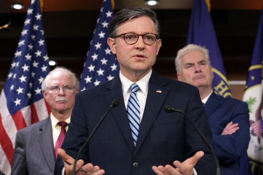 마이크 존슨 미국 하원의장(가운데)이 14일(현지시간) 워싱턴 DC의 미국 국회의사당에서 기자회견을 가지고 있다. [AFP]