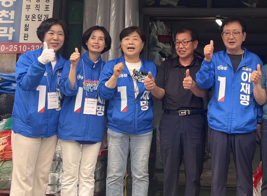 더불어민주당 서영교 의원(사진 왼쪽 3번째)과 박은정 의원(사진 왼쪽 2번째)이  지난 22일 안동 신시장을 찾아 ‘경청투어’를 진행했다.[더불어민주당 경북도당 제공]