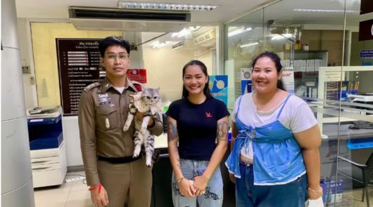 고양이의 주인이 경찰과 함께 사진을 찍고 있다 [페이스북]