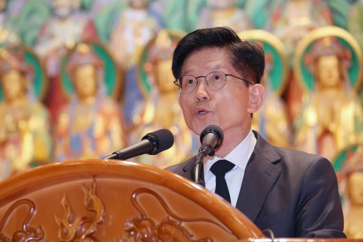 김문수 국민의힘 대선 후보가 24일 충북 단양군 구인사에서 열린 상월원각대조사 제51주기 열반대재에서 추도사를 하고 있다. [연합]