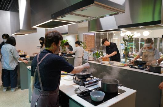 1인가구 요리 클래스에서 참가자들이 요리를 하고 있다. [강남구 1인가구 커뮤니티센터 제공]