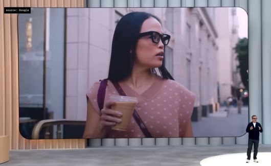 구글의 연례 개발자 콘퍼런스 ‘I/O 2025’에서 안드로이드 XR 기반 스마트안경을 선보이는 모습. [구글 유튜브 갈무리]