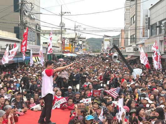 김문수 국민의힘 대선 후보는 24일 오후 상주 풍물시장을 찾아 ‘기적의 시작’이라는 슬로건으로 집중 유세를 펼지고 있다[임의자 의원실 제공]