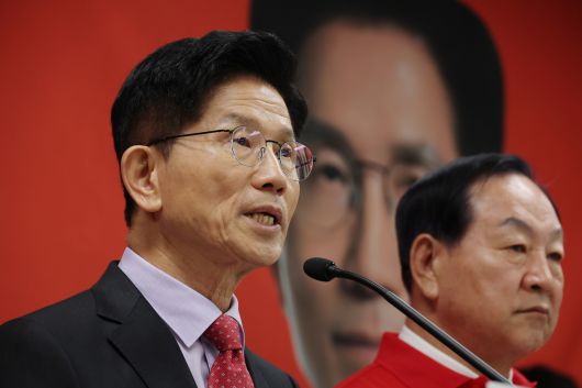 김문수 국민의힘 대선후보가 25일 충남 계룡시 계룡 병영체험관에서 국방공약을 발표하고 있다. [연합]