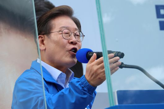 더불어민주당 이재명 대선 후보가 21일 인천광역시 서구 청라동 유세에서 방탄유리 내부에 들어가 시민들에게 지지를 호소하고 있다. [연합]