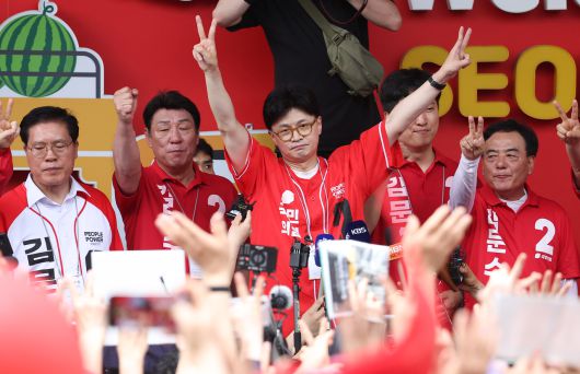 한동훈 국민의힘 전 대표는 25일 이재명 더불어민주당 대선후보를 겨냥해 무능하기 때문에 위험하다며 오는 6·3대선에서 이길 수 있다고 밝혔다. 한 전 대표가 지난 21일 대구 중구 서문시장에서 김문수 후보 지원 유세를 펼친 모습. [연합]