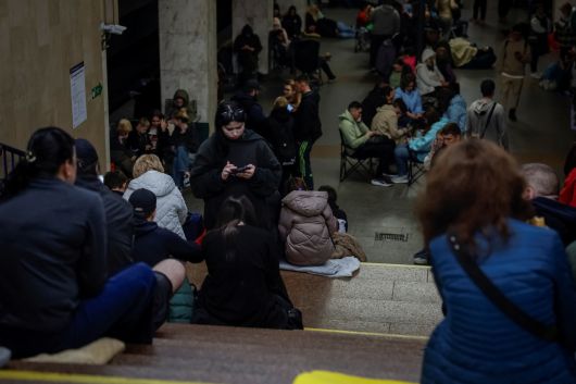 25일(현지시간) 러시아의 공습을 피해 우크라이나 시민들이 지하철 대피소로 피신해 있다. [로이터]