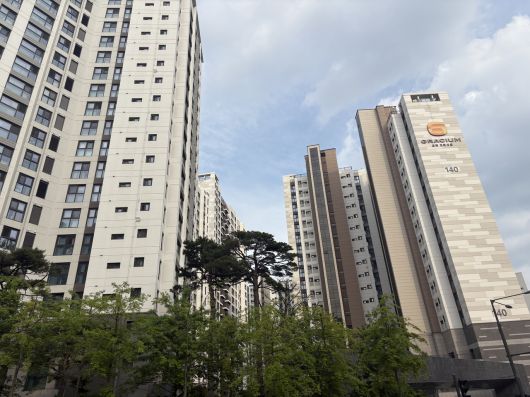 서울 강동구 상일동 고덕 ‘그라시움’ 아파트 모습. [정주원 기자]