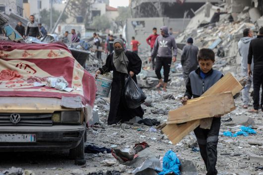 지난 4월 가자지구에서 이스라엘 공습 후 대피소로 바뀐 학교에 사람들이 몰려있다. [신화통신]