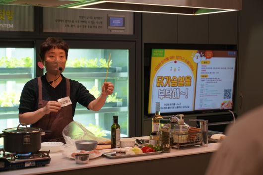 이선희 요리 강사가 오늘의 요리 재료에 대해 설명하고 있다. [강남구 1인가구 커뮤니티센터 제공]