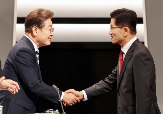 이재명 더불어민주당 대선후보와 김문수 국민의힘 대선후보가 23일 서울 영등포구 여의도 KBS 스튜디오에서 열린 제21대 대선 2차 후보자 토론회에 앞서 인사하고 있다. [연합]