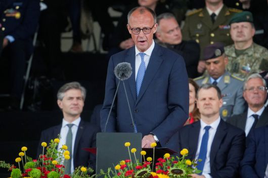 프리드리히 메르츠 독일 총리가 지난 22일(현지시간) 리투아니아 수도 빌뉴스에서 열린 독일 제45기갑여단 ‘리에투바’ 출범식에서 연설하고 있다. [로이터]