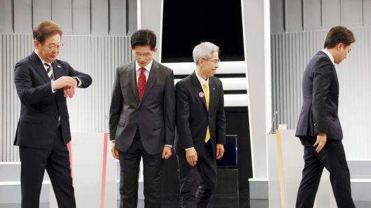 더불어민주당 이재명·국민의힘 김문수·민주노동당 권영국·개혁신당 이준석 대선후보가 지난 23일 서울 영등포구 여의도 KBS 스튜디오에서 열린 제21대 대선 2차 후보자 토론회  이후 이석하고 있다. [연합]