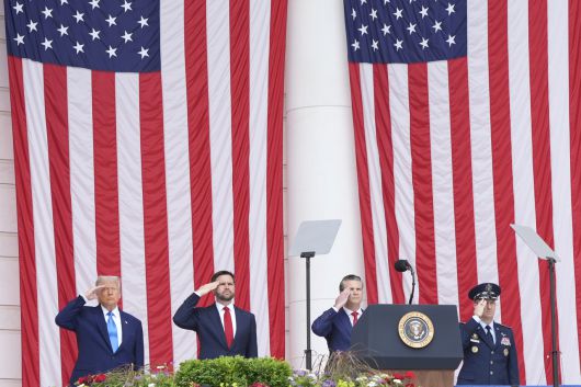 도널드 트럼프 미국 대통령과 피트 헤그세스 미 국방장관 등이 미 버지니아주 알링턴 국립묘지에서 현충일 기념식에 참석하고 있다. [AP]