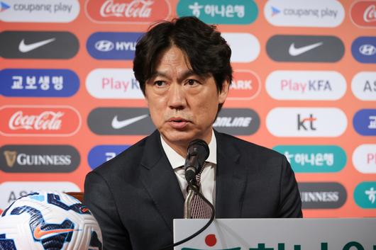 홍명보 축구대표팀 감독이 지난 26일 서울 축구회관에서 열린 기자회견에서 월드컵 축구 3차 예선 6월 A매치 명단을 발표하고 있다. [연합뉴스]