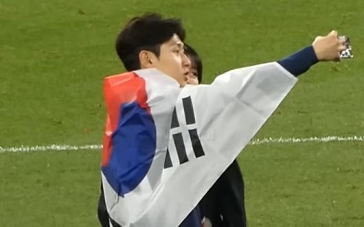 한국 축구 국가대표 이강인이 ‘두산가 5세’ 박상효와의 열애설 이후 처음으로 공식석상에서 함께 있는 모습이 포착됐다. [ 영상캡처]