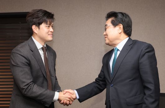 김용태 국민의힘 비상대책위원장과 새미래민주당 전병헌 대표가 20일 서울 여의도 켄싱턴호텔에서 악수하고 있다. [연합]