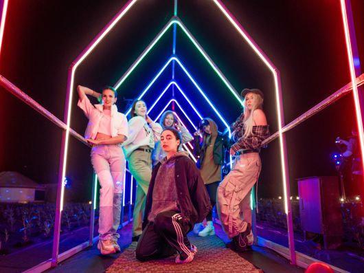 제주 에코랜드 무지개 터널의 외국인 연기자들