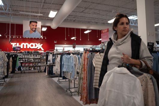 미국 일리노이주 시카고의 한 쇼핑센터에서 고객이 지난 21일(현지시간) 의류를 구매하고 있다. [AFP]