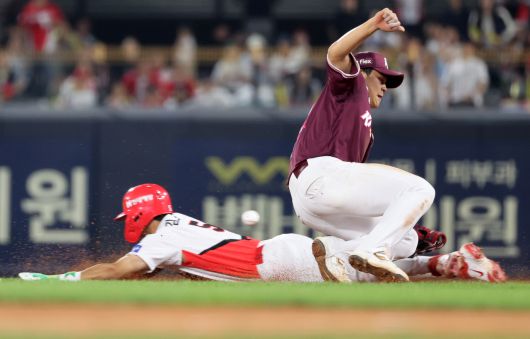 김도영이 27일 광주기아챔피언스필드에서 열린 프로야구 키움 히어로즈전에서 2루 도루에 성공하는 모습. 김도영은 이 과정에서 햄스트링 부상을 입고 대주자로 교체됐다. [연합]