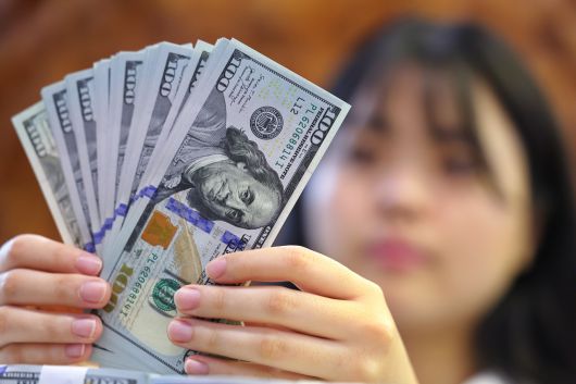 8일 서울 중구 하나은행 위변조 대응센터에서 직원이 미국 달러를 정리하는 모습. [연합]