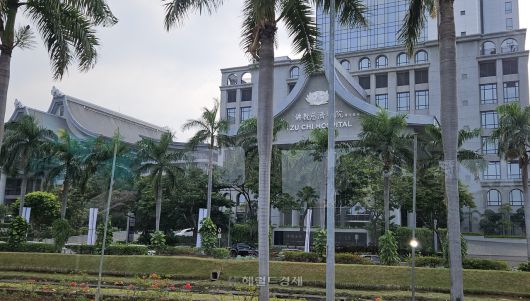 Pik1 지역 초입의 불교 학교·병원