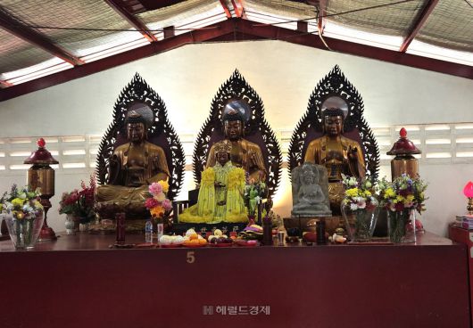 금덕원 2층 법당의 부처와 보살상