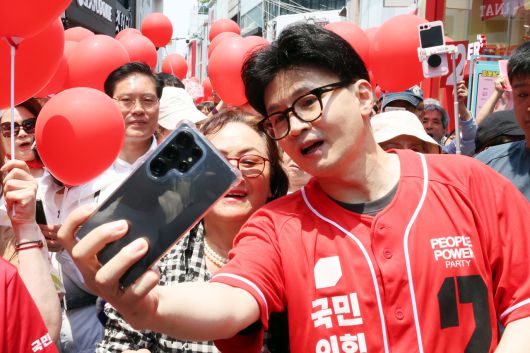 제21대 대통령선거 사전투표 첫날인 29일 오후 광주 동구 충장로우체국 앞에서 국민의힘 한동훈 전 대표가 유세를 마친 뒤 지지자와 기념 사진을 찍고 있다. <연합뉴스>