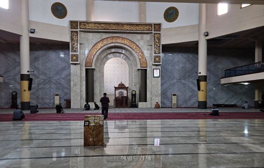 인도네시아 반둥의 이슬람 사원 내부