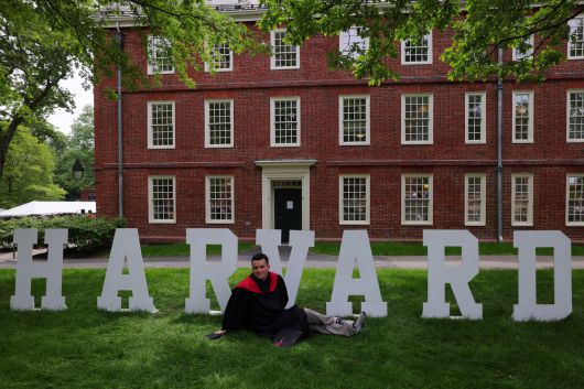 28일(현지시간) 미국 매사추세츠주 케임브리지에서 열린 하버드 대학교 졸업식에서 한 졸업생이 기념 촬영을 하고 있다. [로이터]