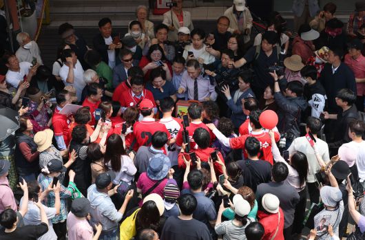 국민의힘 김문수 대선 후보가 29일 인천 모래내시장을 방문해 시민들과 인사를 나누고 있다. <연합>