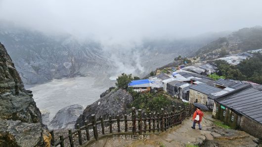 반둥의 활화산 탕쿠반 프라후 산
