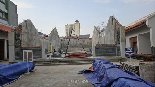 불에 탔던 원래 금덕원 자리를 복원 중이다.