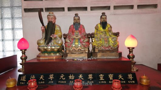 도교 최고의 신인 도덕천존(왼쪽부터), 원시천존, 영보천존