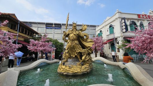 Pik1 지역의 차이나타운 관우 장군 동상