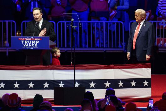 도널드 트럼프 미국 대통령(오른쪽)이 취임식을 하루 앞둔 지난 1월 19일(현지시간) 워싱턴 DC의 캐피탈 원 아레나에서 열린 MAGA 승리 집회에서 일론 머스크 테슬라 최고경영자(CEO)가 연설하는 모습을 옆에서 지켜보고 있다. [AFP]